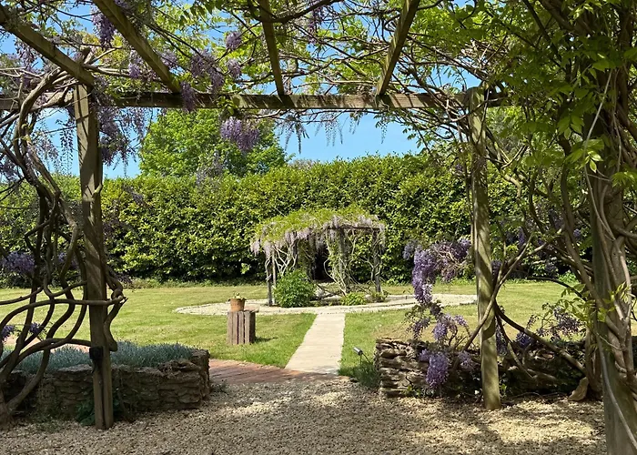 Old Pool House, Stylish Large Studio In Private Country Estate With Air Con
