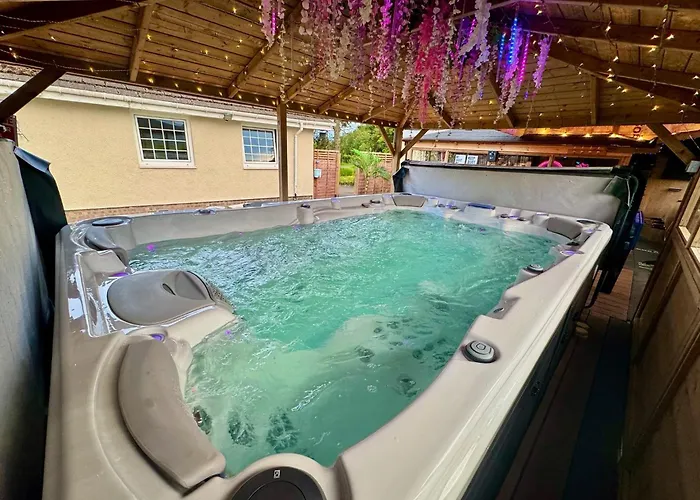 Finn Village "Mountain View Cottage" Private Garden, 9-Seater Hot Tub, Firepit & Pizza Stove