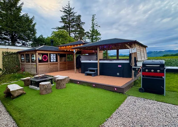 Finn Village "Mountain View Cottage" Private Garden, 9-Seater Hot Tub, Firepit & Pizza Stove