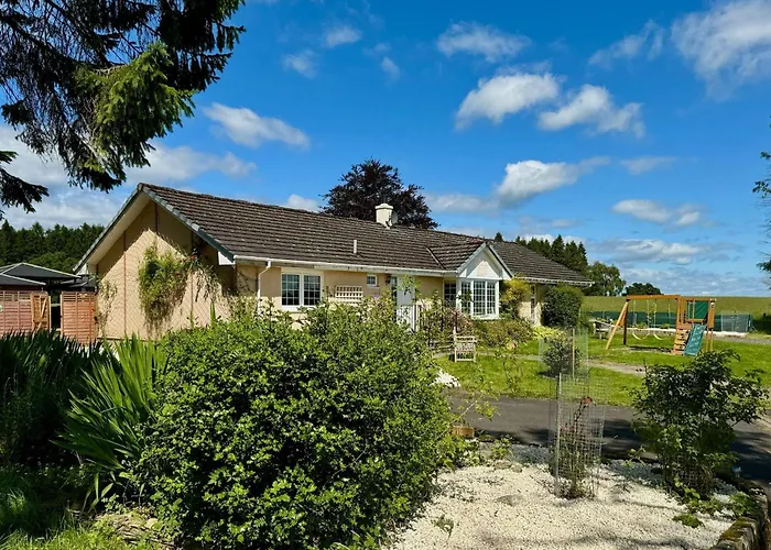 Finn Village "Mountain View Cottage" Private Garden, 9-Seater Hot Tub, Firepit & Pizza Stove