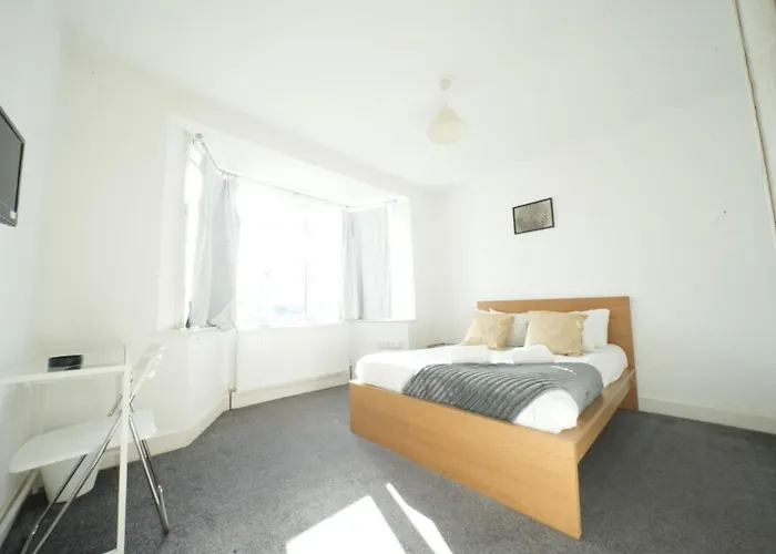 The Great Airport Place: Heathrow-Convenient Private Rooms