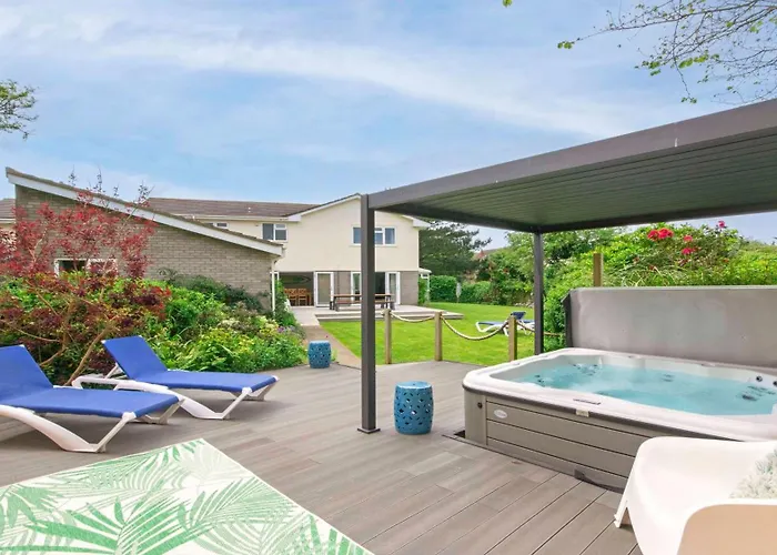 Ladywell Croyde: Stylish Group Retreat with Games & Hot Tub