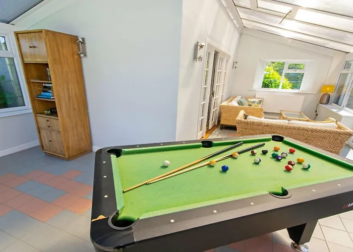 Ladywell Croyde: Stylish Group Retreat with Games & Hot Tub