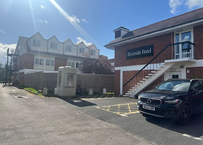 Riverside Hotel