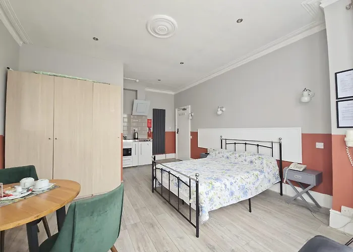 Avis Hotel