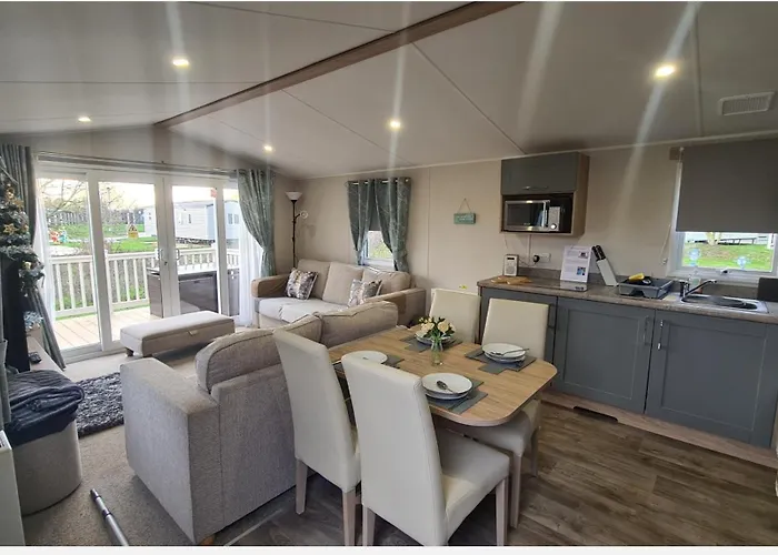 Luxury 8 Berth Caravan With Hot Tub & Starlink At Tattershall Lakes
