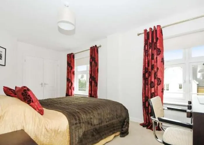 Oxford Apartment: Jericho 2BR with Parking near Transport, United Kingdom