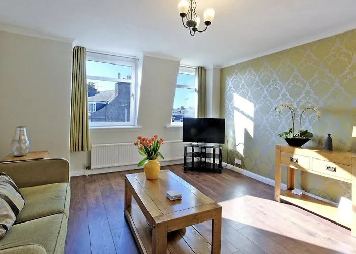 Home From Home Aberdeen-Spacious West End Apartment-Free Parking-Near Ari & City Centre, United Kingdom