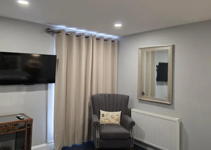 Darlington Arms By The Airport - Free Parking - Bar & Food