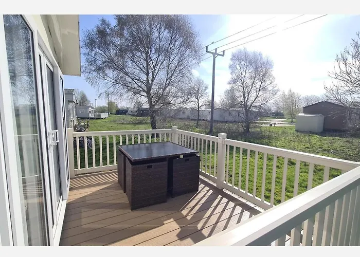 Luxury 8 Berth Caravan With Hot Tub & Starlink At Tattershall Lakes