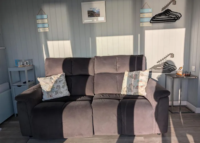 Allibella Shepherds Hut, Amazing Seaview, Private Garden, Pet Friendly
