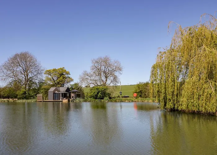 Oak Lodge At Bridge Lake Farm & Fishery