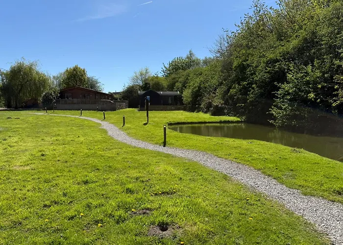 Owlet Lodge At Owlet Hideaway - With Hot Tub, Near York