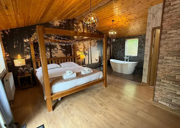 Roe Lodge At Owlet Hideaway - With Hot Tub, Near York