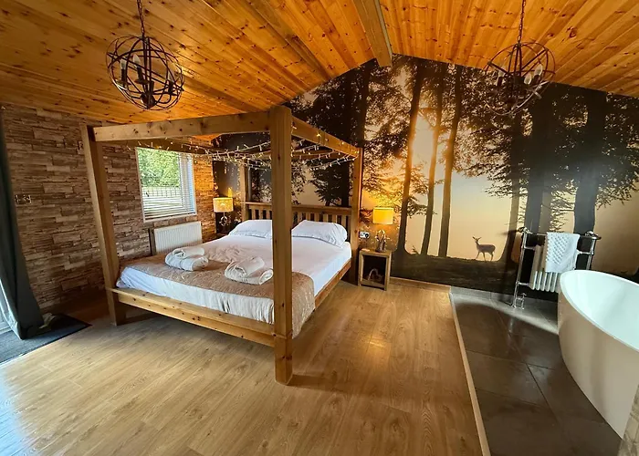 Roe Lodge At Owlet Hideaway - With Hot Tub, Near York