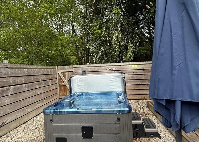 Roe Lodge At Owlet Hideaway - With Hot Tub, Near York Seaton Ross, United Kingdom