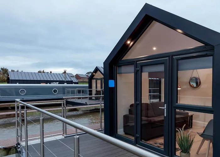 Tattenhall Marina Floating Pods