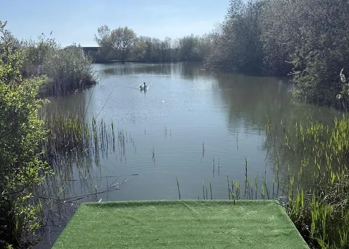 Indulgence Lakeside Lodge: Hot Tub & Private Fishing at Tattershall Lakes