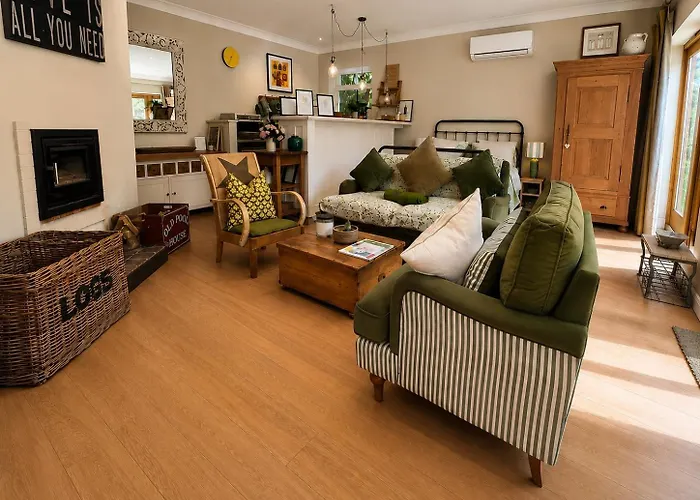 Old Pool House, Stylish Large Studio In Private Country Estate With Air Con
