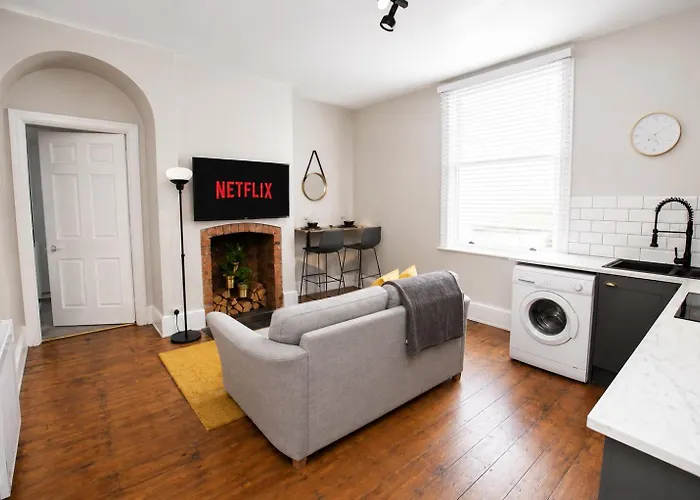 City Centre 1 Bed Apartment - Modern & Bright