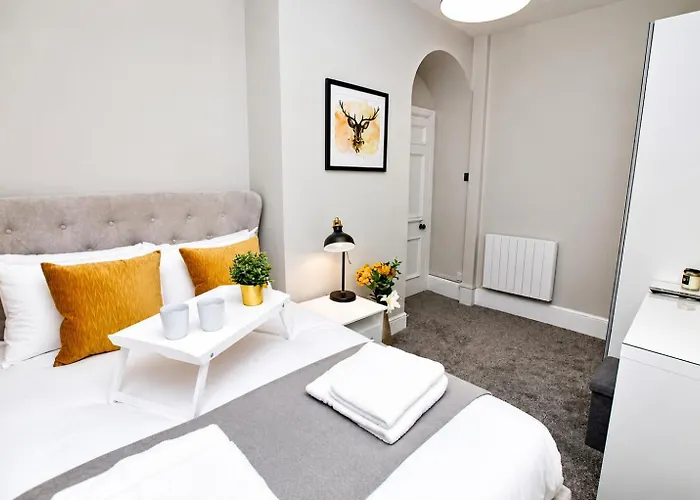 City Centre 1 Bed Apartment - Modern & Bright