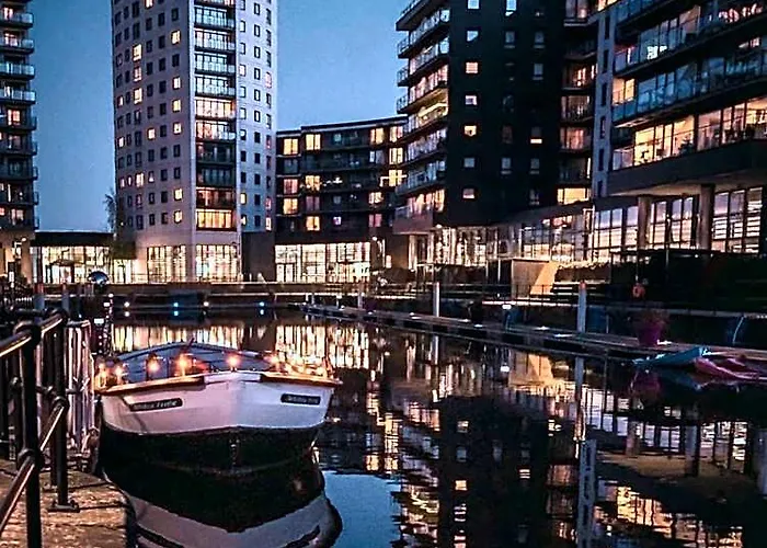 Primedoorstep Deluxe City Apt, River Canal View& Free Parking!