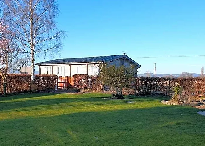 Ruth'S Retreat Shropshire Countryside Lodge With Private Hot Tub & Great Views