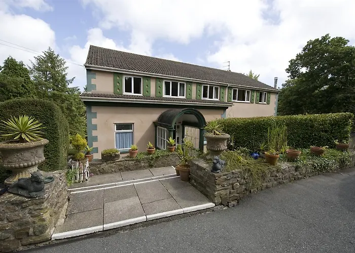 Cwmwennol Country House