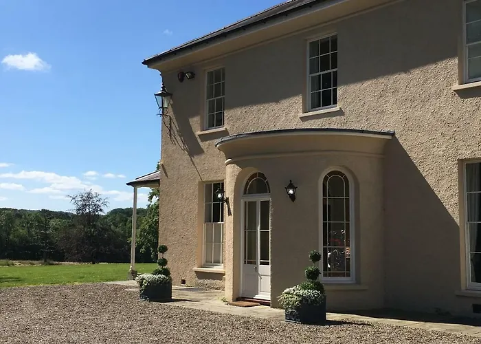 Llwynhelig Manor