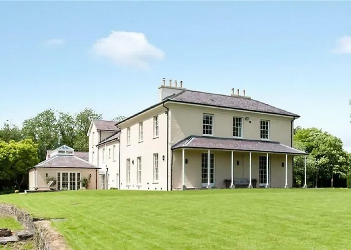 Llwynhelig Manor