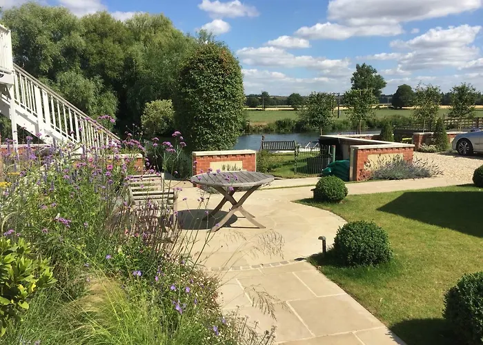 Thames Edge Rooms