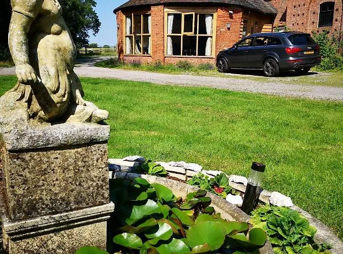 Round House At Boningale Manor