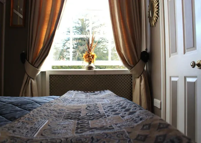 Holly House Bed And Breakfast And Apartments