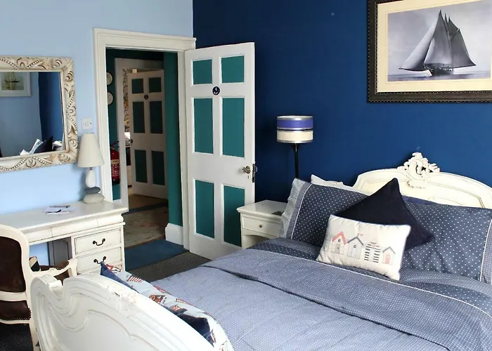 Holly House Bed And Breakfast And Apartments