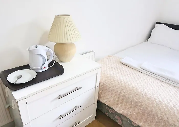 Whitburn Guest House About 7 Mins Walk To The City Free Internet Tv
