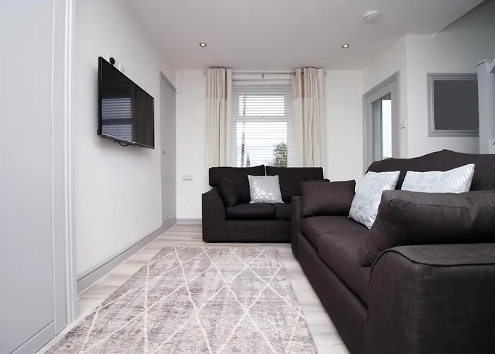 3Br Home With Parking In Swansea, United Kingdom