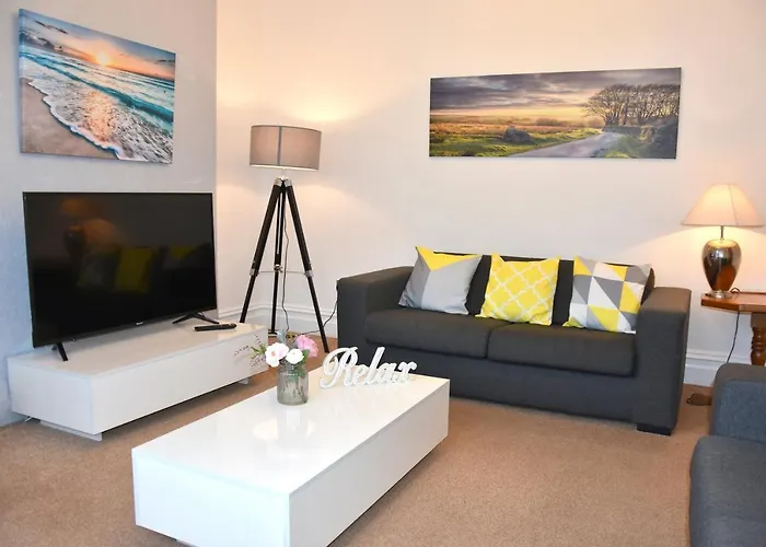 Newquay Escape, 5 Spacious Ensuite Bedrooms & Parking- Simplycheckin